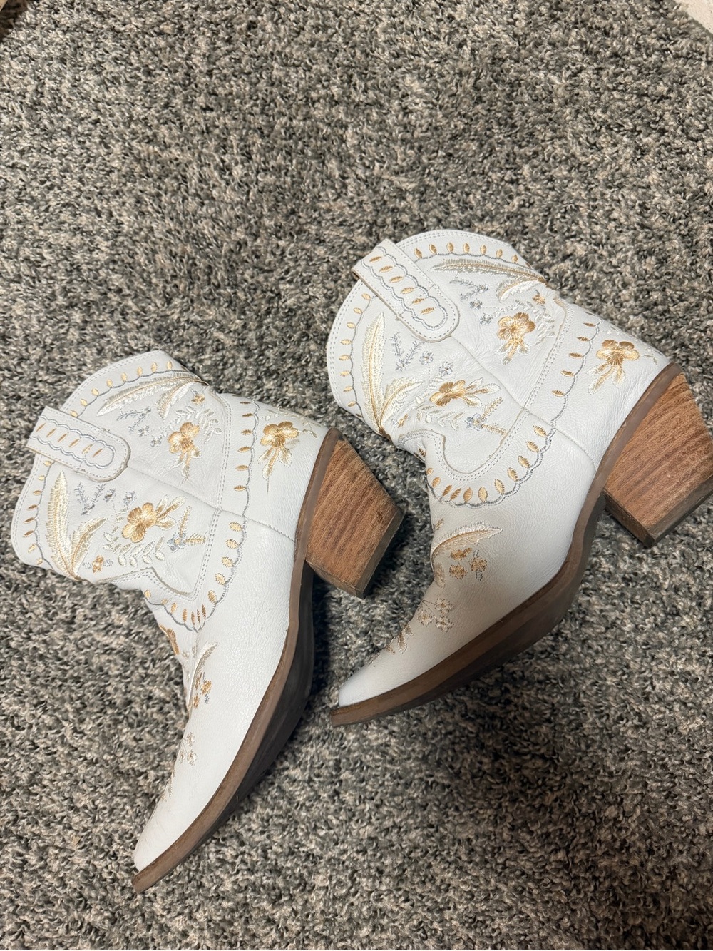 dingo White Ankle Boots with Gold Floral Embroidery